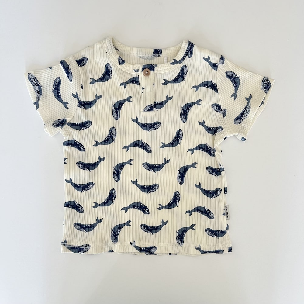 Geripptes T-Shirt – blue whales