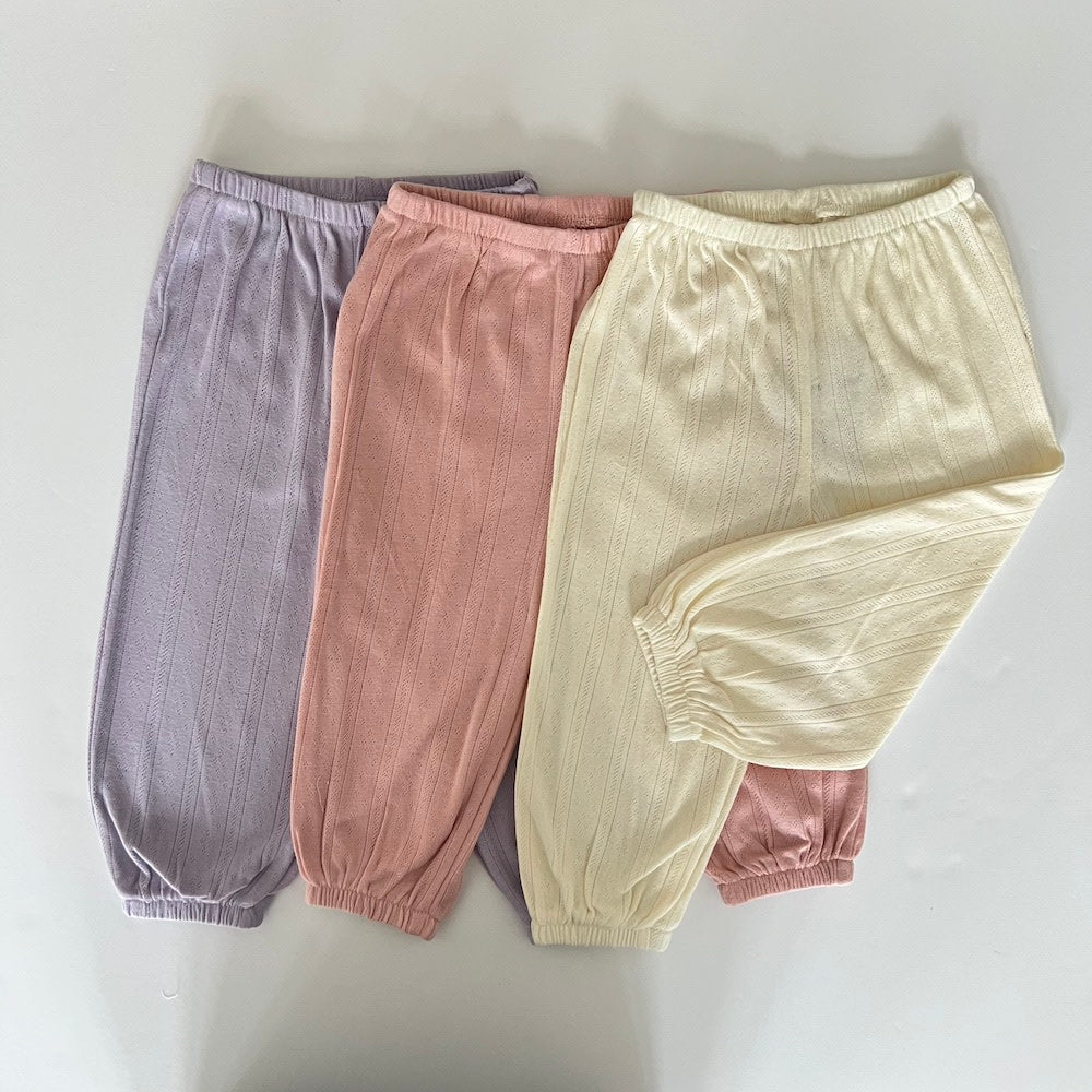 Pointelle-Babyhose – weiß, lila und rosa