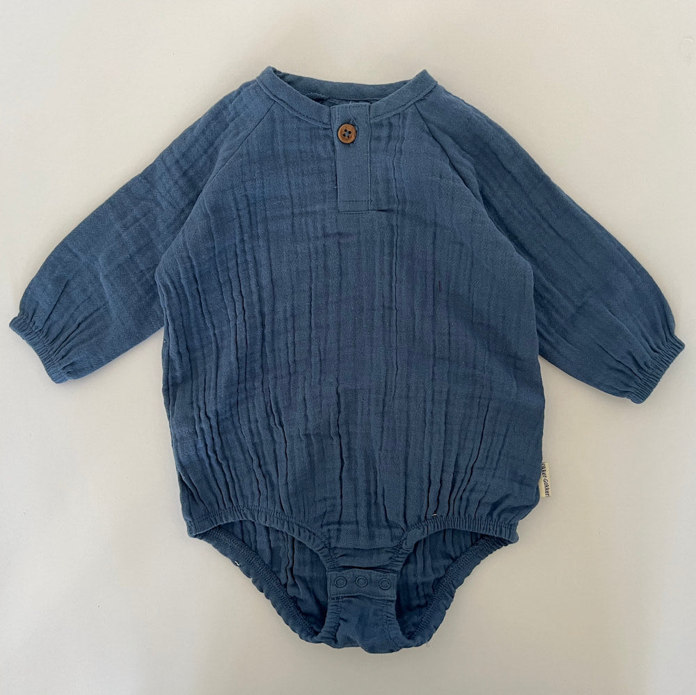 Baby-Stramplerbody aus Musselin – Kronenblau