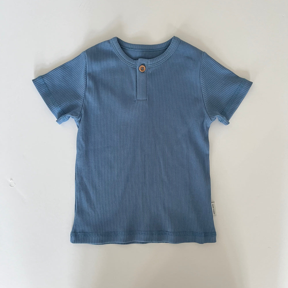 Geripptes T-Shirt – Kamel und Marineblau