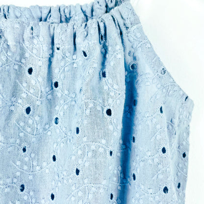 Kleid für Kinder in Lochstickerei – Himmelblau